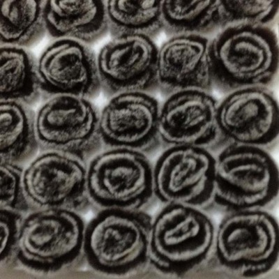 裘皮飾品兔皮牡丹花，皮草服飾的優雅點綴