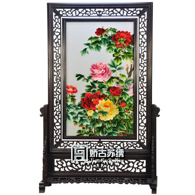 蘇繡牡丹雞翅木豎架 一針一線繡繁華，匠心獨運贈外賓